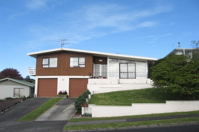 Photo of property in 1/10 Copperfield Terrace, Mellons Bay, Auckland, 2014