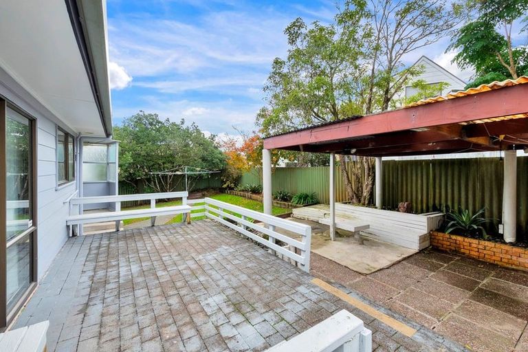 Photo of property in 4 St Catherine Crescent, West Harbour, Auckland, 0618