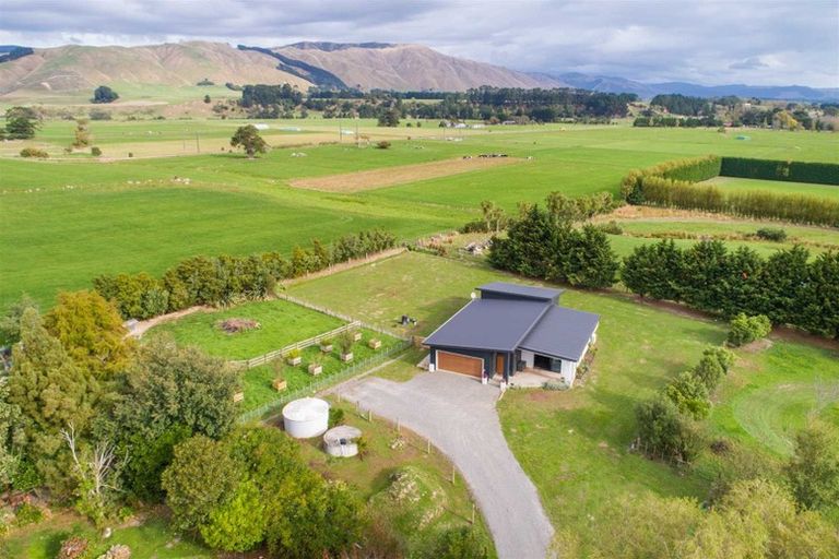 Photo of property in 32 Tokomaru Road East, Tokomaru, Palmerston North, 4474