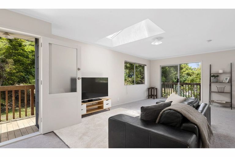 Photo of property in 8 Limmer Place, Browns Bay, Auckland, 0632