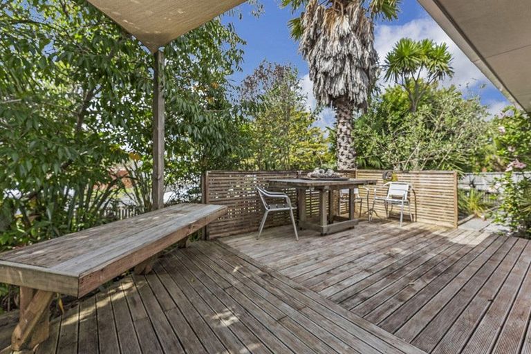 Photo of property in 18 Denver Avenue, Sunnyvale, Auckland, 0612