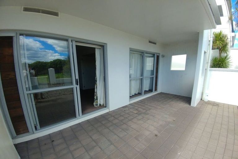 Photo of property in 4d/60 Masons Road, Oteha, Auckland, 0632