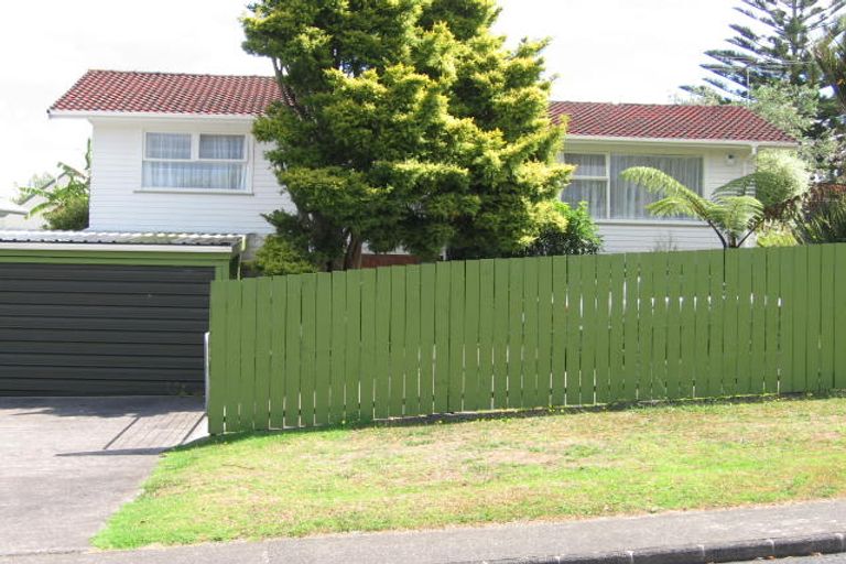 Photo of property in 73 La Rosa Street, Green Bay, Auckland, 0604