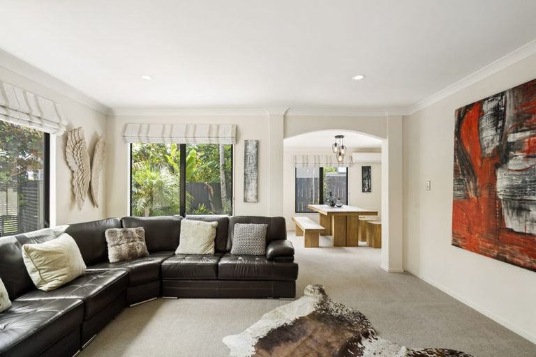 Photo of property in 8a Lupetti Rise, West Harbour, Auckland, 0618