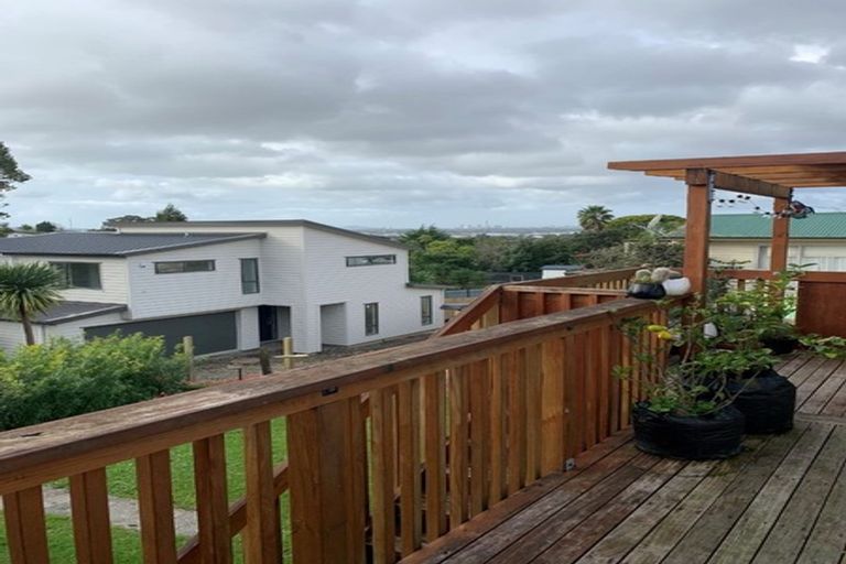 Photo of property in 12 Cron Avenue, Te Atatu South, Auckland, 0610