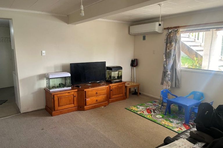 Photo of property in 2/130 Rangatira Road, Beach Haven, Auckland, 0626
