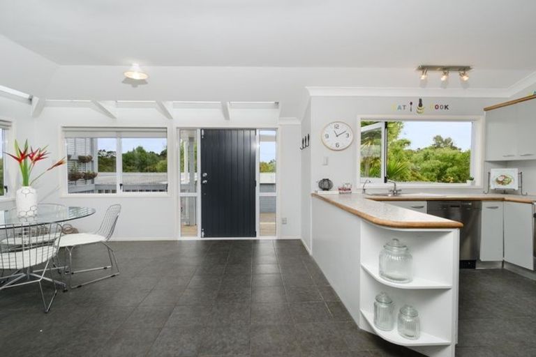Photo of property in 59 Moontide Road, Kumeu, 0892