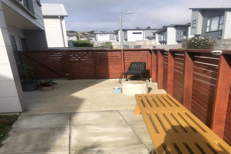 Photo of property in 16 Brindle Way, Newlands, Wellington, 6037