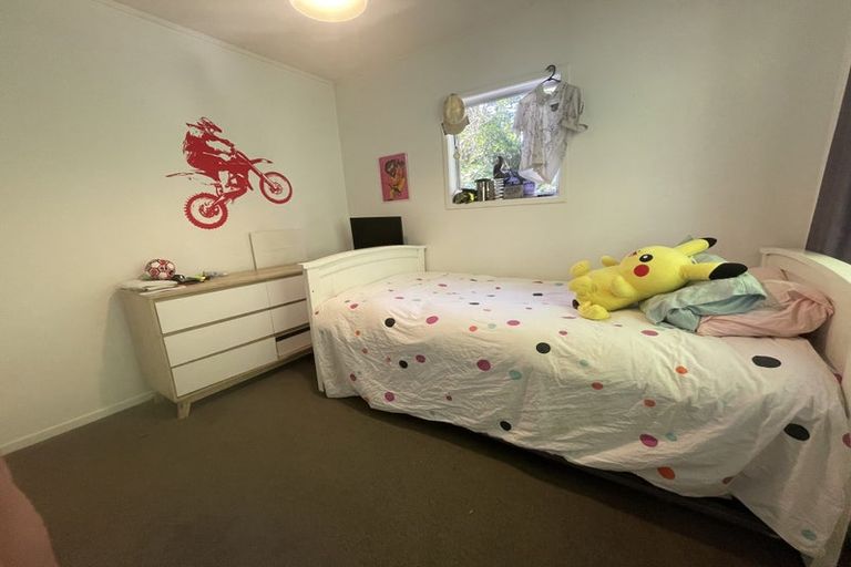 Photo of property in 35 Hollywood Avenue, Titirangi, Auckland, 0604