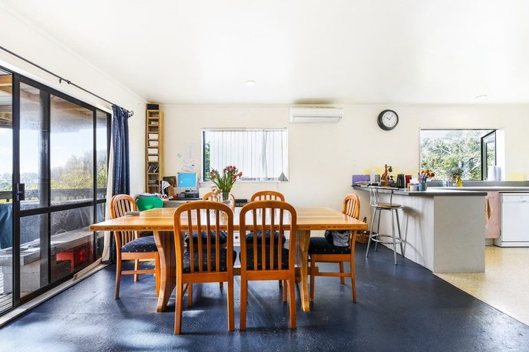 Photo of property in 72 Waiora Road, Stanmore Bay, Whangaparaoa, 0932