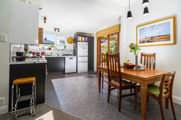 Photo of property in 187 Queens Drive, Lyall Bay, Wellington, 6022