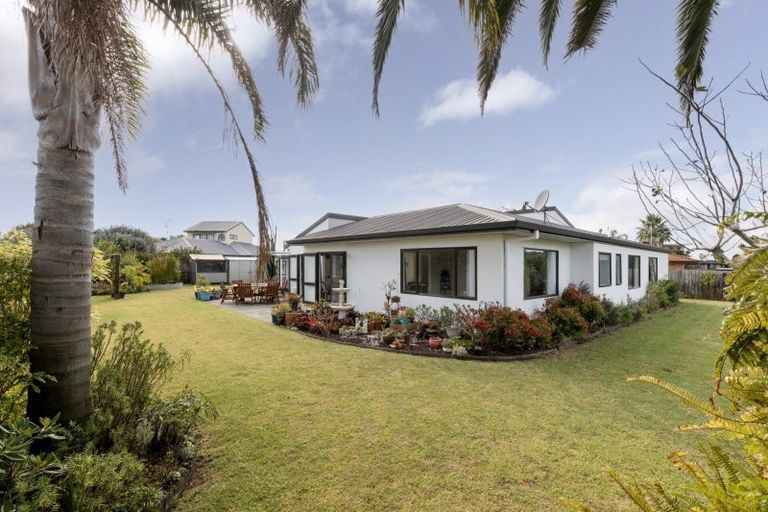 Photo of property in 76 Dalton Drive, Papamoa Beach, Papamoa, 3118