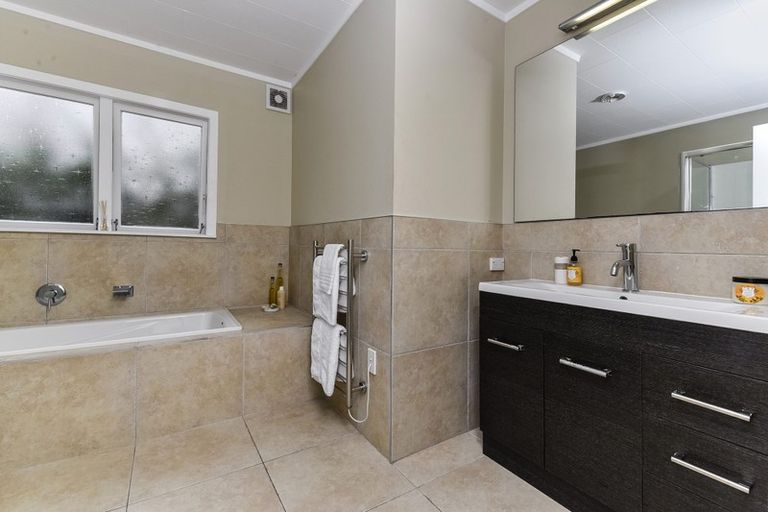 Photo of property in 3 Anchor Place, Beach Haven, Auckland, 0626