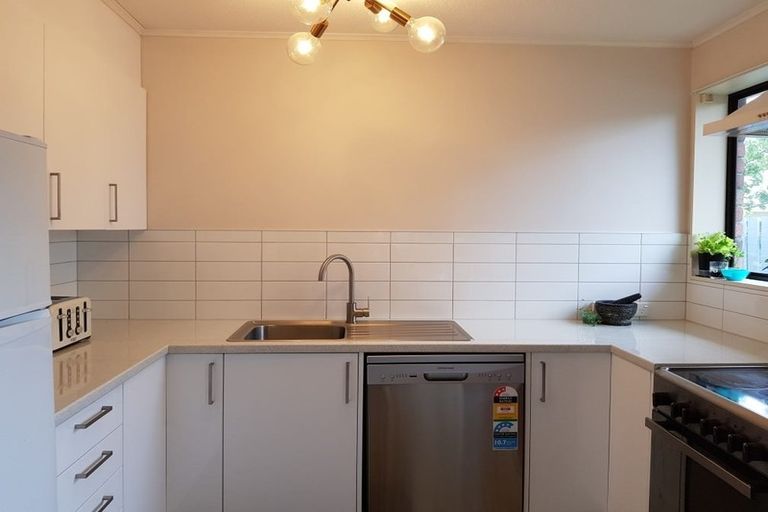 Photo of property in 5/4 Stewart Drive, Newlands, Wellington, 6037