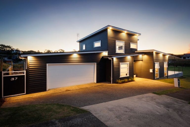 Photo of property in 37 Vaucluse Heights, Fitzherbert, Palmerston North, 4410