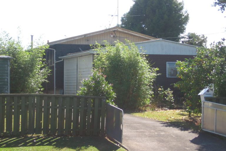 Photo of property in 14 Rickards Place, New Lynn, Auckland, 0600