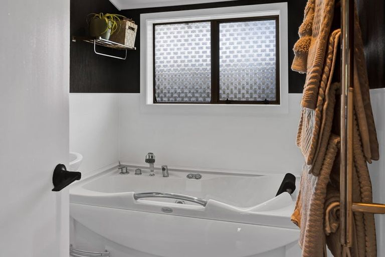 Photo of property in 10 Kamahi Avenue, Hawera, 4610