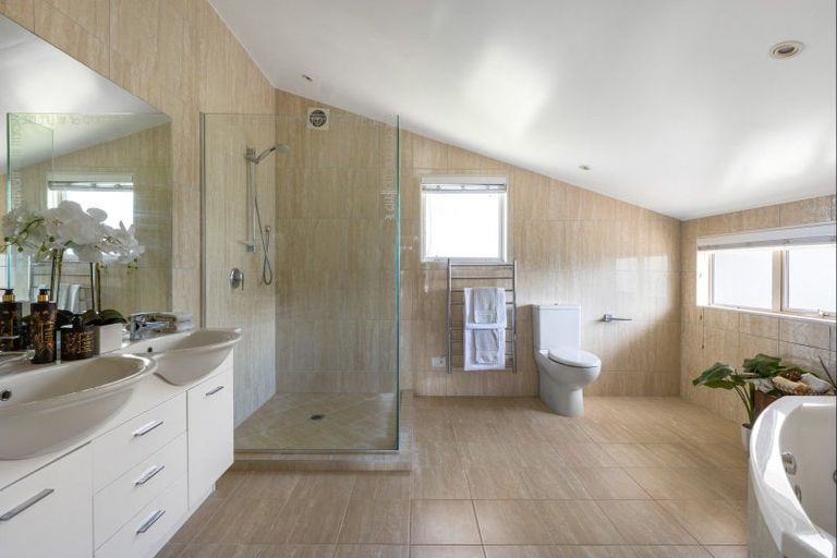 Photo of property in 52 Grovenor Drive, Orewa, 0931