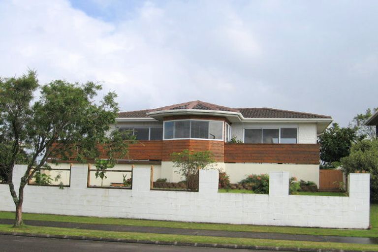 Photo of property in 10 Pounamu Place, Shelly Park, Auckland, 2014