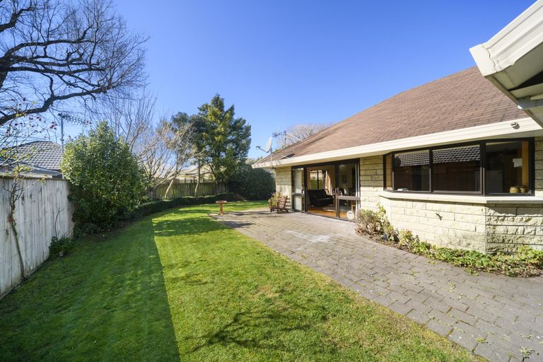 Photo of property in 16 Durham Crescent, Palmerston North, 4414