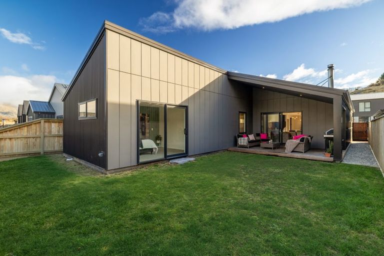 Photo of property in 25 Friesian Close, Jacks Point, 9371