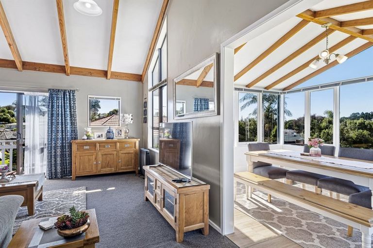 Photo of property in 92b Colwill Road, Massey, Auckland, 0614