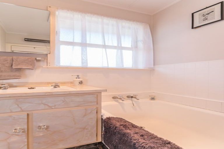 Photo of property in 32 Highbury Drive, Levin, 5510