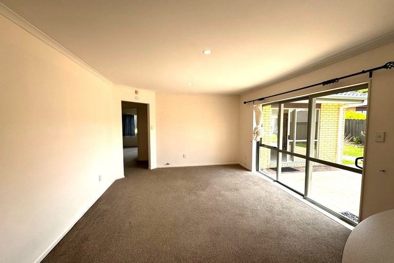 Photo of property in 114 Buscomb Avenue, Henderson, Auckland, 0610