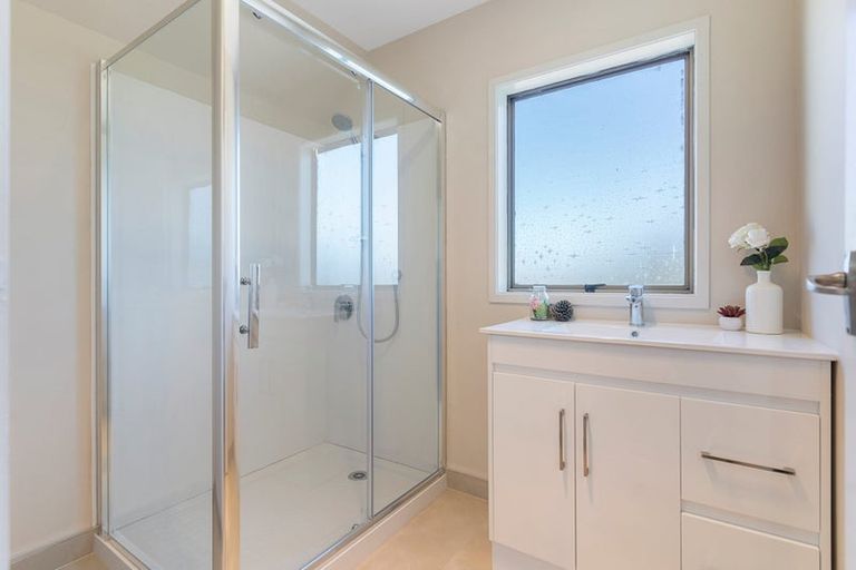 Photo of property in 1/13 Challen Close, Conifer Grove, Takanini, 2112