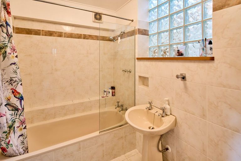 Photo of property in 20 Hadfield Terrace, Kelburn, Wellington, 6012