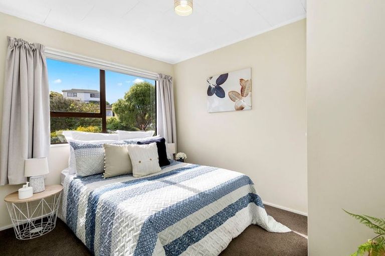 Photo of property in 28a Cheltenham Terrace, Newlands, Wellington, 6037