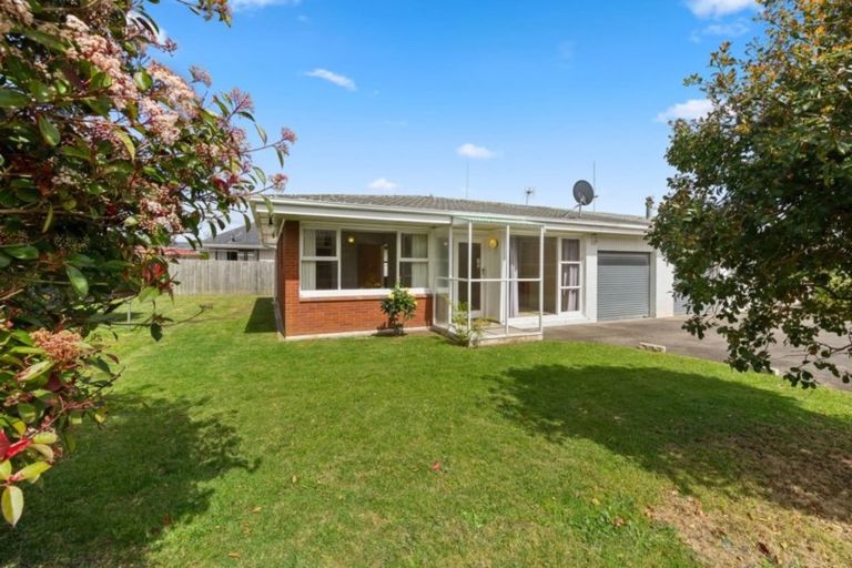 Photo of property in 2/55 Orams Road, Hillpark, Auckland, 2102