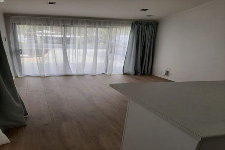 Photo of property in 2/41 Charles Dickens Drive, Mellons Bay, Auckland, 2014