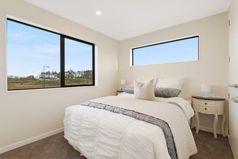 Photo of property in 136 Vintry Drive, Kumeu, 0810