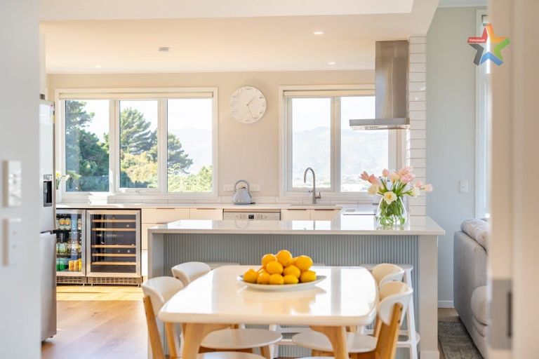 Photo of property in 24 Magnolia Grove, Maungaraki, Lower Hutt, 5010