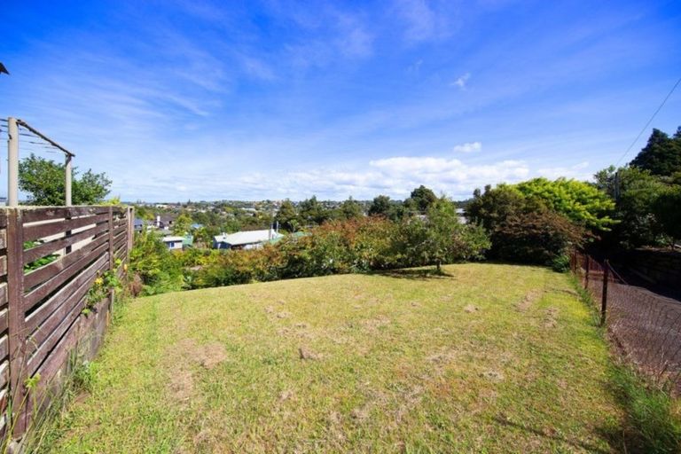 Photo of property in 9 Howard Road, Northcote, Auckland, 0627