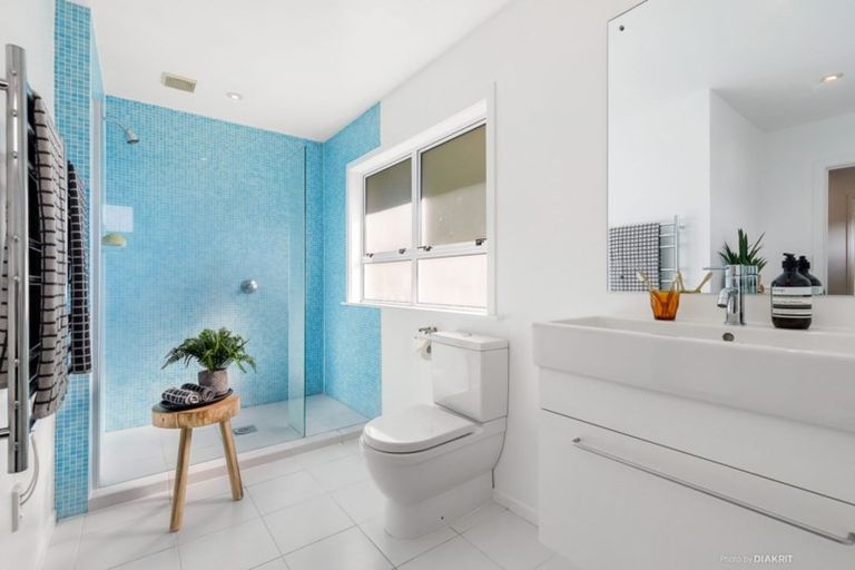 Photo of property in 23 Cave Road, Houghton Bay, Wellington, 6023