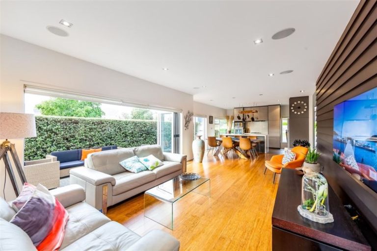 Photo of property in 16 Canyon Drive, Oteha, Auckland, 0632