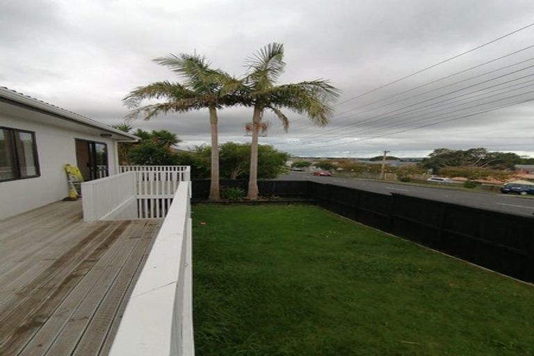 Photo of property in 1/111 Lincoln Park Avenue, Massey, Auckland, 0614