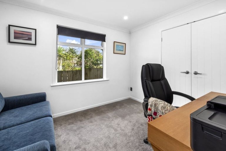 Photo of property in 2/11 Ridge Road, Waiake, Auckland, 0630