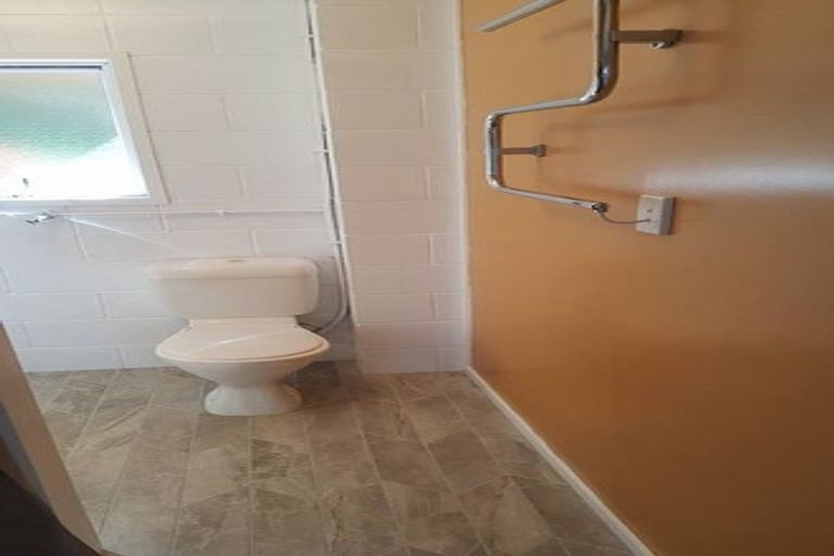 Photo of property in 1/212 Sunnynook Road, Totara Vale, Auckland, 0627