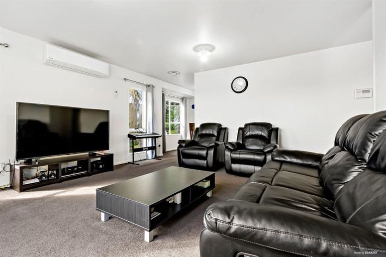 Photo of property in 2/39 Sungrove Rise, Sunnyvale, Auckland, 0612