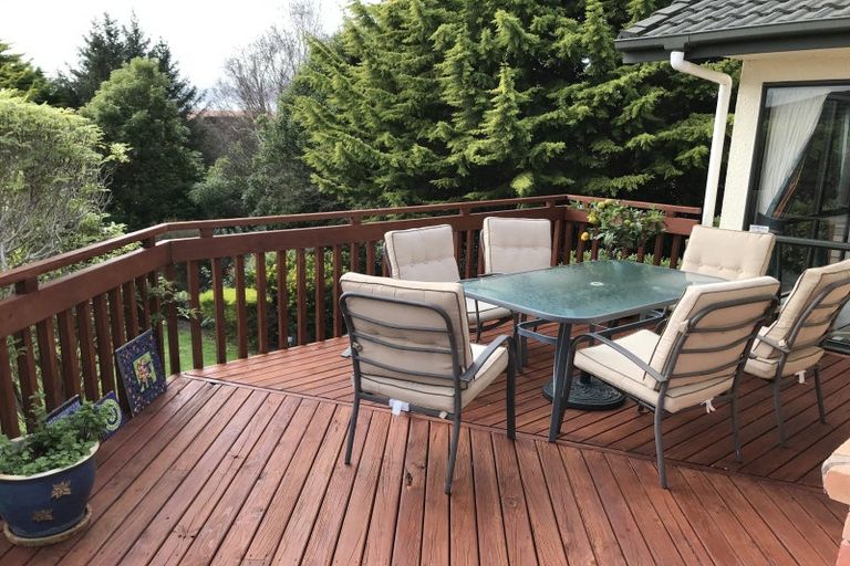 Photo of property in 19 Greenwood Place, Fitzherbert, Palmerston North, 4410