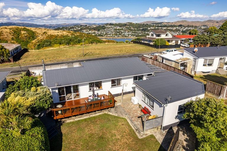 Photo of property in 131 Gloaming Hill, Titahi Bay, Porirua, 5022