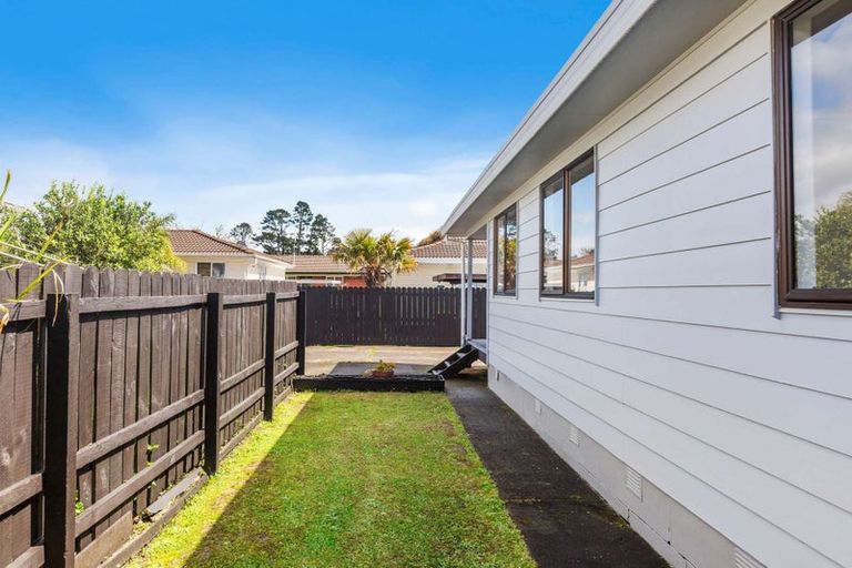 Photo of property in 2/26 Karepo Crescent, Ranui, Auckland, 0612
