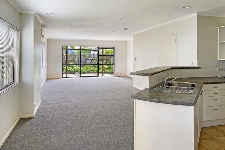 Photo of property in 1/6 Sunnydale Place, Oteha, Auckland, 0632