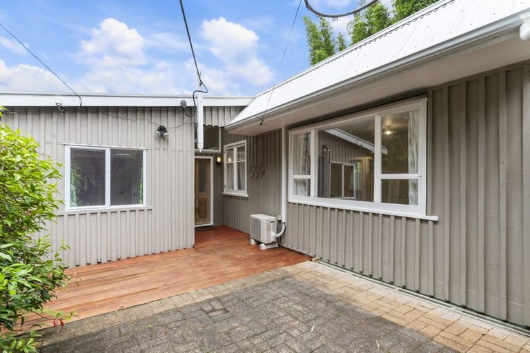 Photo of property in 126 Candia Road, Henderson Valley, Auckland, 0614