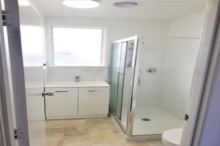 Photo of property in 42 Woodford Avenue, Henderson, Auckland, 0610