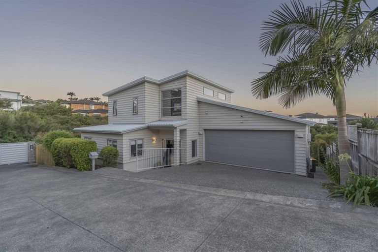 Photo of property in 13 Bintulu Place, Fairview Heights, Auckland, 0632