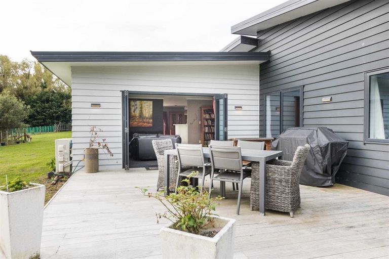 Photo of property in 32 Tokomaru Road East, Tokomaru, Palmerston North, 4474
